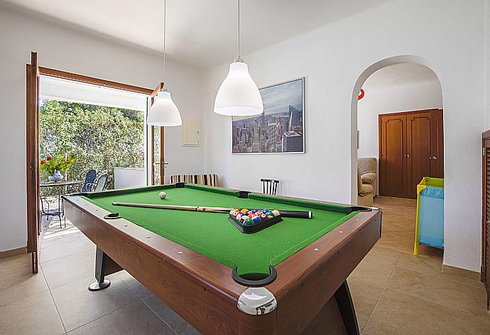 Games room with pool table . - Villa Mumare . (Photo Gallery) }}