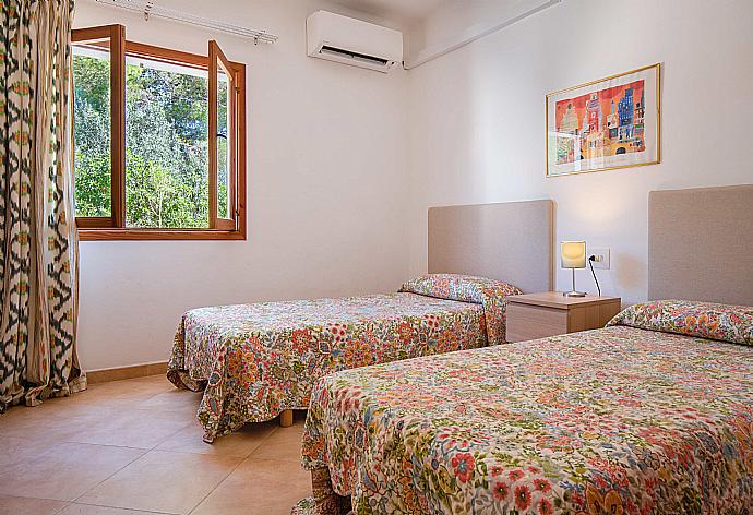 Twin bedroom with A/C . - Villa Mumare . (Galería de imágenes) }}