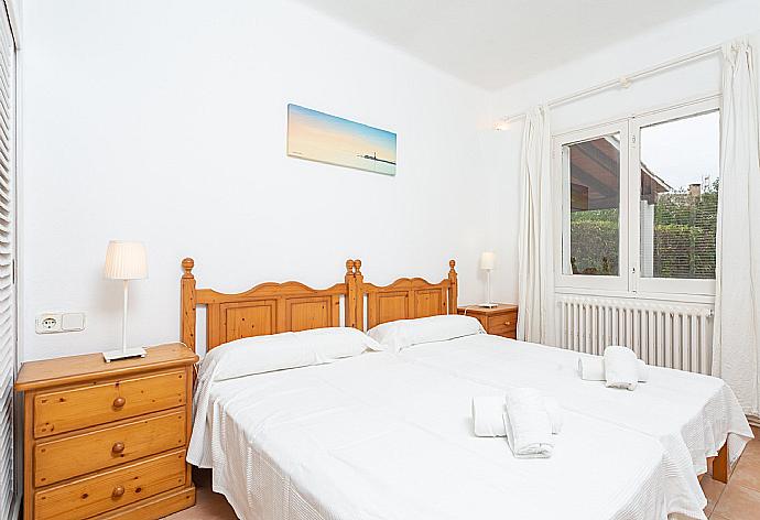 Twin bedroom with en suite bathroom . - Villa Corb Mari . (Galería de imágenes) }}