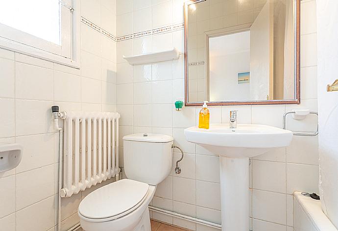 En suite bathroom with bath and shower . - Villa Corb Mari . (Galerie de photos) }}