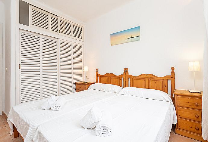 Twin bedroom with en suite bathroom . - Villa Corb Mari . (Galería de imágenes) }}