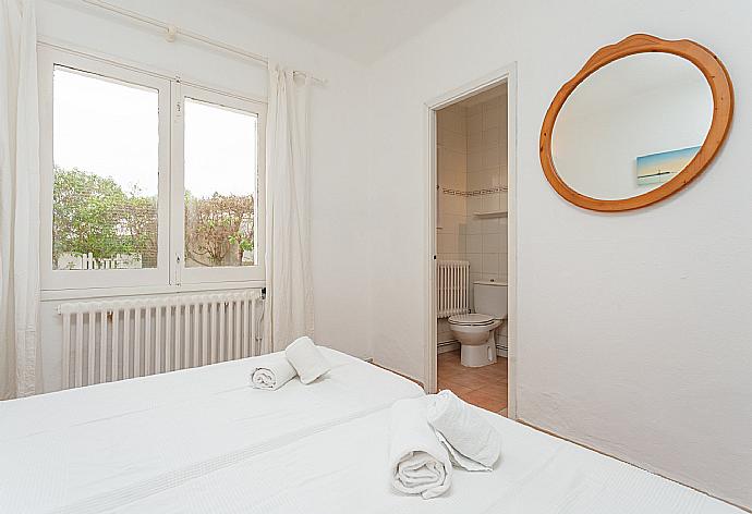 Twin bedroom with en suite bathroom . - Villa Corb Mari . (Galería de imágenes) }}