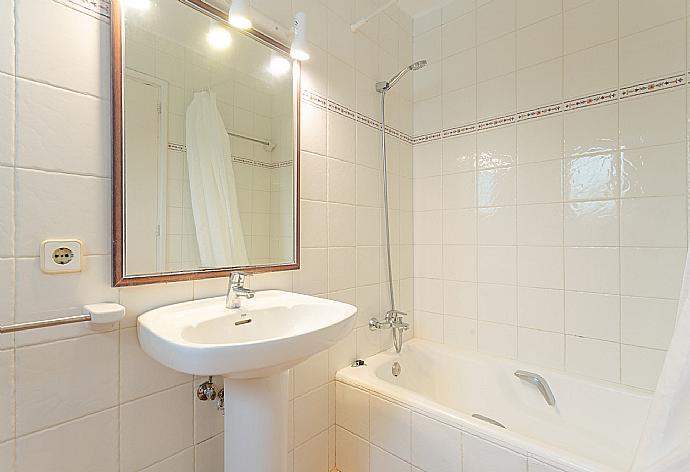 Family bathroom with bath and shower . - Villa Corb Mari . (Galerie de photos) }}