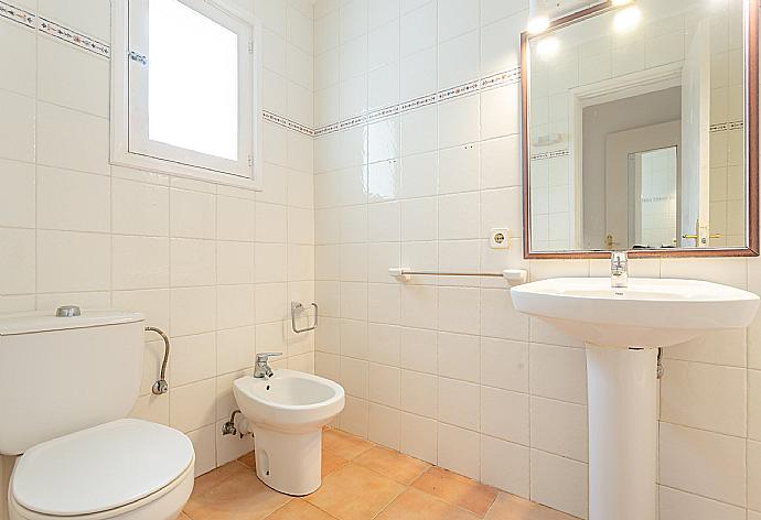 Family bathroom with bath and shower . - Villa Corb Mari . (Galerie de photos) }}