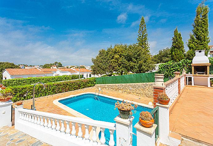 Private pool and terrace with BBQ area . - Villa Can Joan . (Galerie de photos) }}