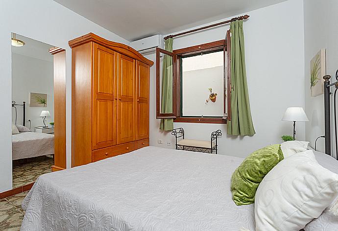 Double bedroom with A/C . - Villa Can Joan . (Galería de imágenes) }}