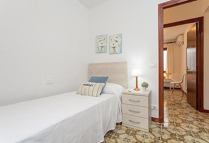 Single bedroom with A/C . - Villa Can Joan . (Fotogalerie) }}