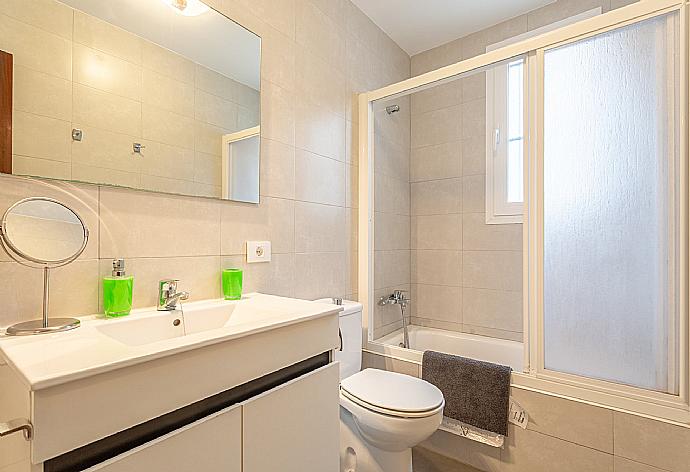 Family bathroom with bath and shower . - Villa Can Joan . (Photo Gallery) }}
