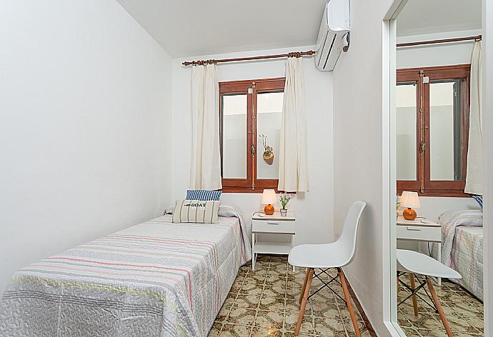 Single bedroom with A/C . - Villa Can Joan . (Galería de imágenes) }}
