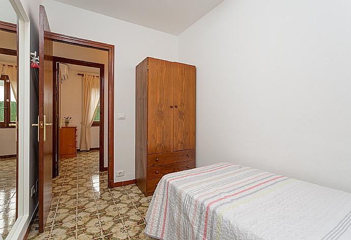Single bedroom with A/C . - Villa Can Joan . (Galería de imágenes) }}