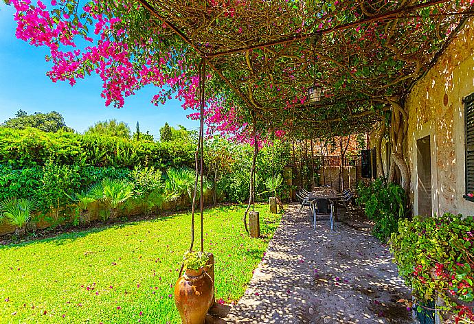 Sheltered terrace area . - Villa La Paz . (Fotogalerie) }}