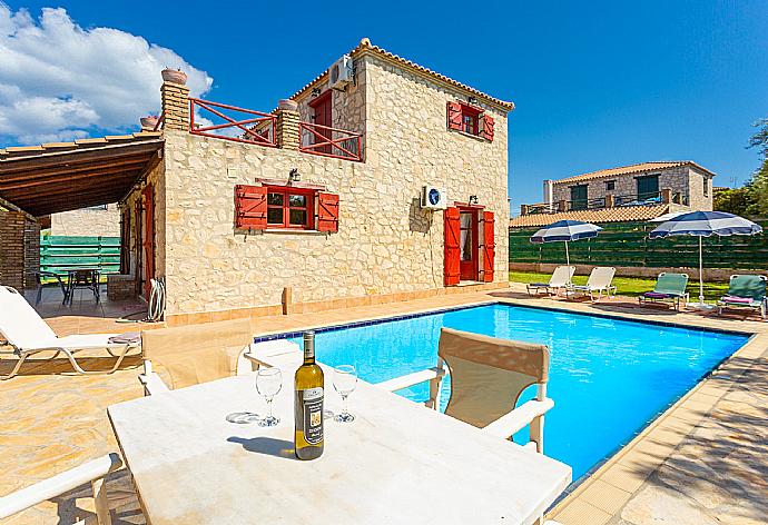 Beautiful villa with private pool and terrace . - Villa Zozel . (Photo Gallery) }}