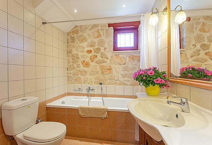En suite bathroom with bath and shower . - Villa Zozel . (Fotogalerie) }}