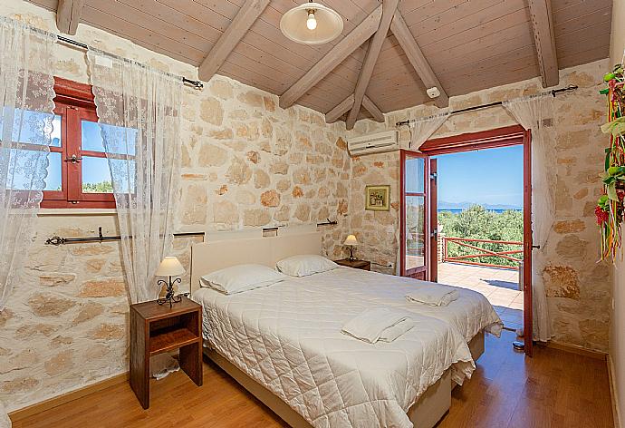 Twin bedroom with A/C and upper terrace access with sea views . - Villa Zozel . (Fotogalerie) }}