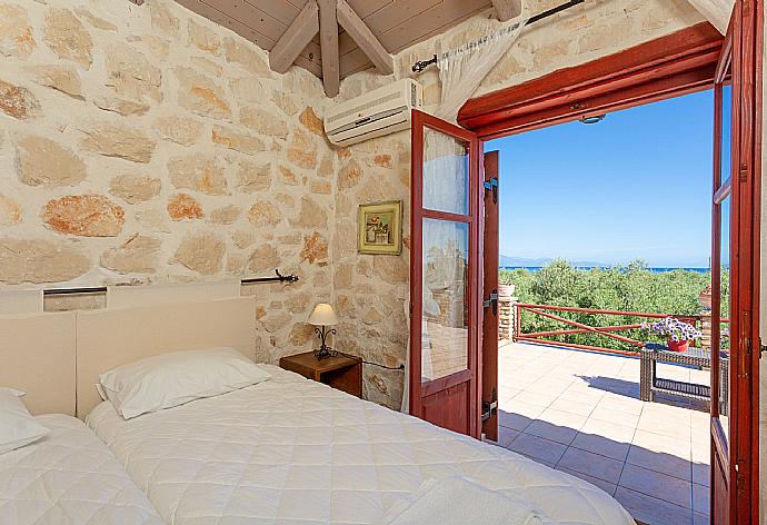 Twin bedroom with A/C and upper terrace access with sea views . - Villa Zozel . (Galerie de photos) }}
