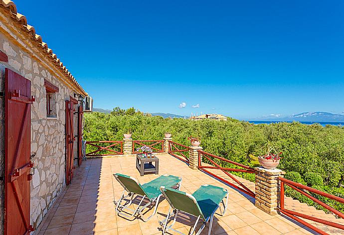 Upper terrace with sea views . - Villa Zozel . (Photo Gallery) }}
