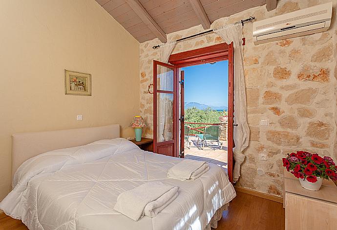 Double bedroom with A/C and upper terrace access with sea views . - Villa Zozel . (Fotogalerie) }}