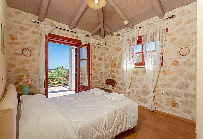 Double bedroom with A/C and upper terrace access with sea views . - Villa Zozel . (Galleria fotografica) }}