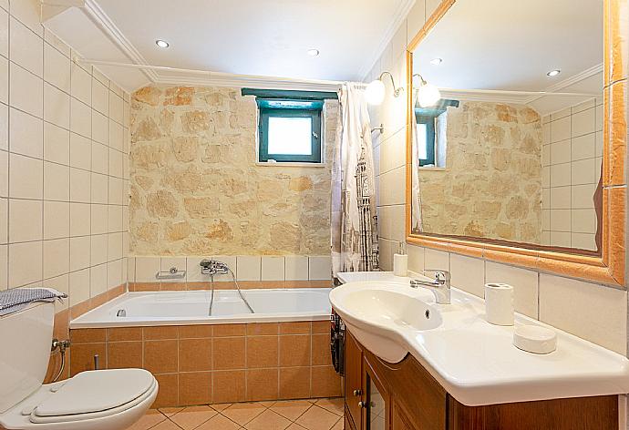 En suite bathroom with bath and shower . - Villa Diony . (Fotogalerie) }}