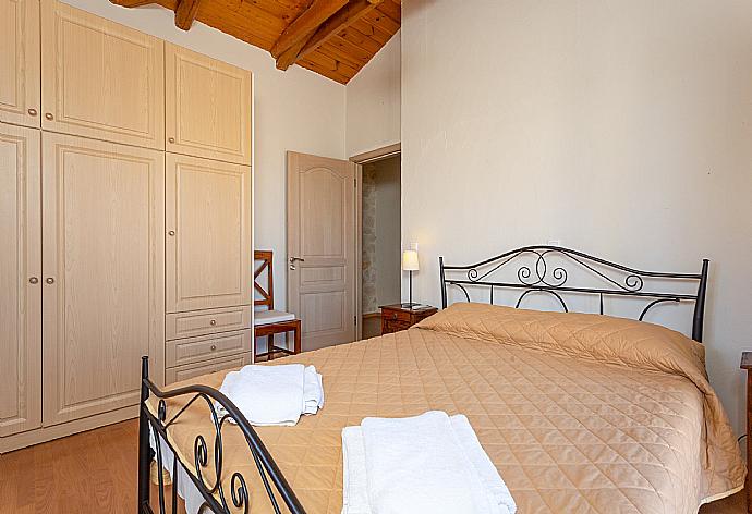Double bedroom with A/C and upper terrace access with sea views . - Villa Diony . (Galería de imágenes) }}