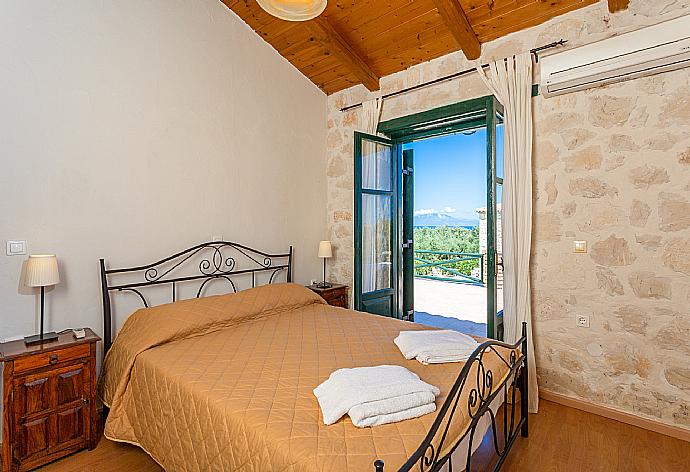 Double bedroom with A/C and upper terrace access with sea views . - Villa Diony . (Galería de imágenes) }}