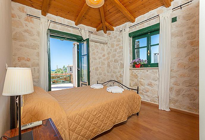 Double bedroom with A/C and upper terrace access with sea views . - Villa Diony . (Galleria fotografica) }}