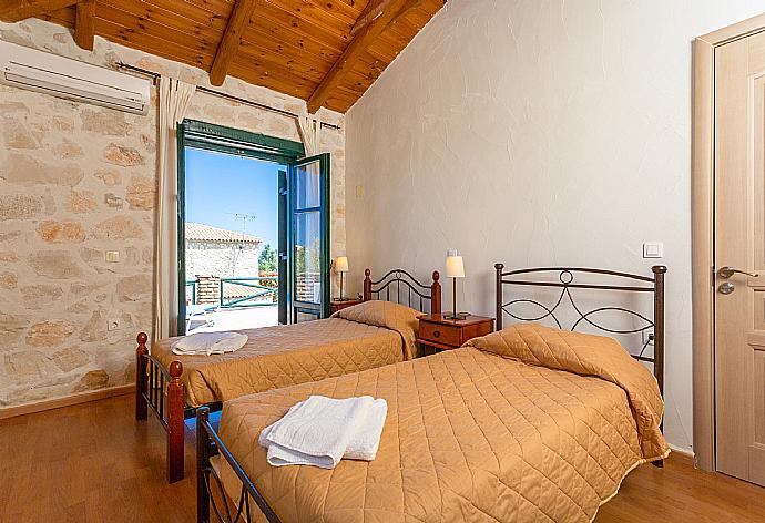 Twin bedroom with A/C and upper terrace access with sea views . - Villa Diony . (Galería de imágenes) }}