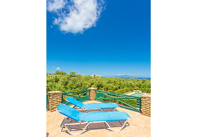 Upper terrace with sea views . - Villa Diony . (Fotogalerie) }}