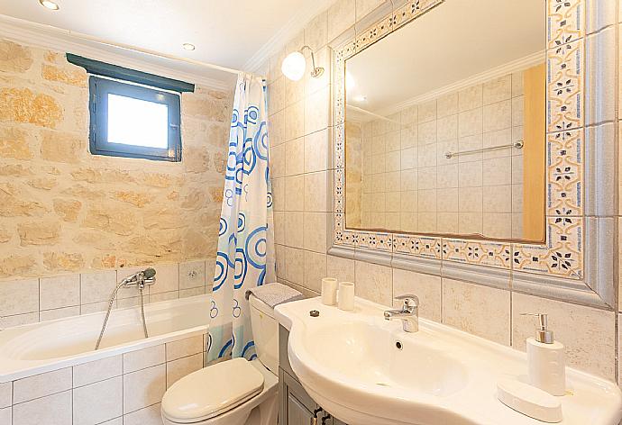 Family bathroom with bath and shower . - Villa Diony . (Fotogalerie) }}