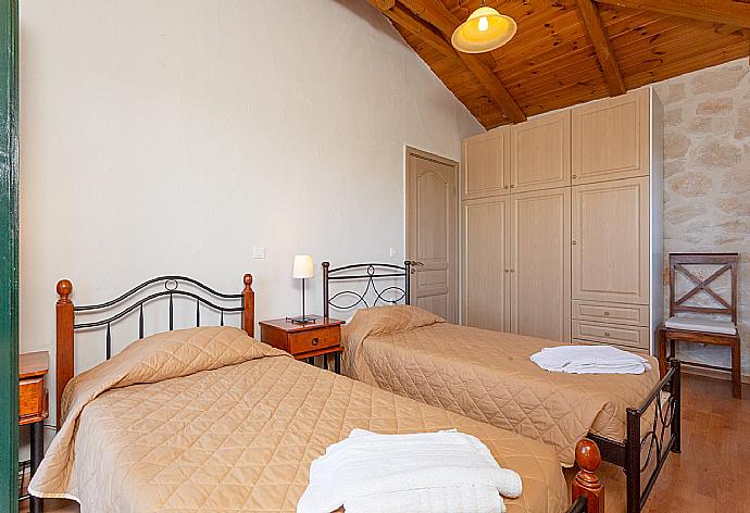 Twin bedroom with A/C and upper terrace access with sea views . - Villa Diony . (Galería de imágenes) }}