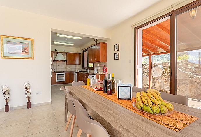 Open-plan living room with sofas, dining area, equipped kitchen, ornamental fireplace, A/C, WiFi internet, satellite TV, DVD player, and pool terrace access . - Villa Rallo . (Fotogalerie) }}