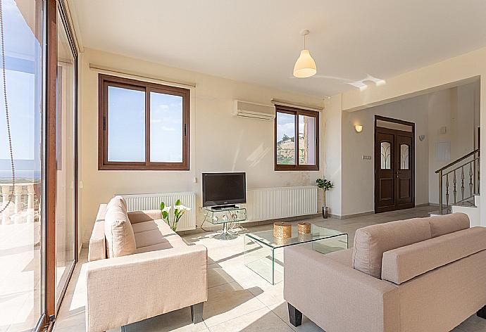 Open-plan living room with sofas, dining area, kitchen, ornamental fireplace, A/C, WiFi internet, satellite TV, DVD player, and pool terrace access . - Villa Rallo . (Fotogalerie) }}