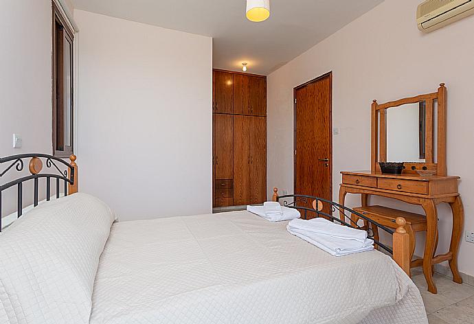 Double bedroom with en suite bathroom, A/C, and balcony access with views of sea and countryside . - Villa Rallo . (Galería de imágenes) }}