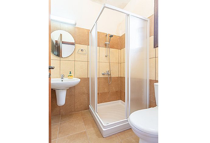 En suite bathroom with shower . - Villa Rallo . (Galleria fotografica) }}