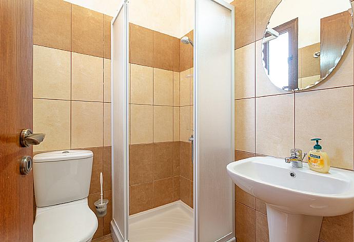 En suite bathroom with shower . - Villa Rallo . (Галерея фотографий) }}