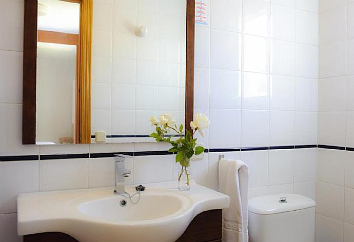 En suite bathroom with shower and W/C . - Villa Roca Nova . (Photo Gallery) }}