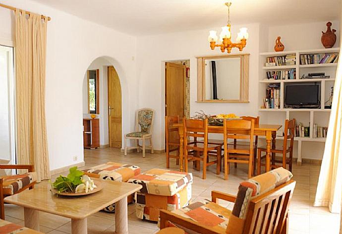 Living room with sofas, and dining area . - Villa Roca Nova . (Galerie de photos) }}