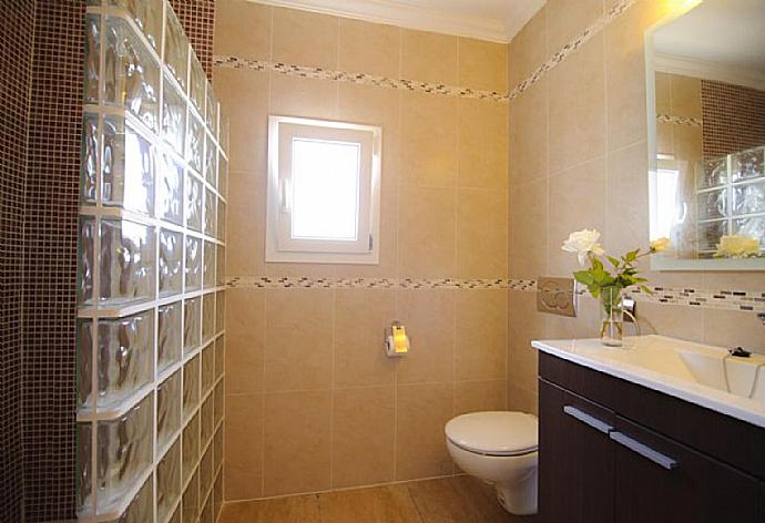 En suite bathroom with W/C . - Villa Roca Nova . (Galerie de photos) }}