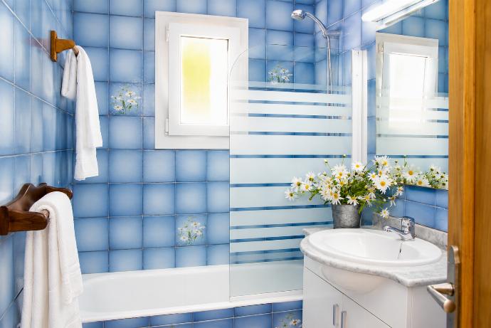 Family bathroom with bath with W/C . - Villa Roca Nova . (Photo Gallery) }}