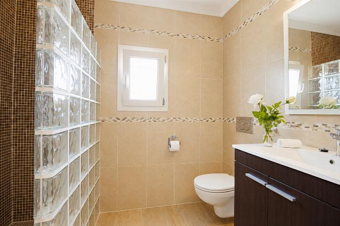 En suite bathroom with W/C . - Villa Roca Nova . (Photo Gallery) }}