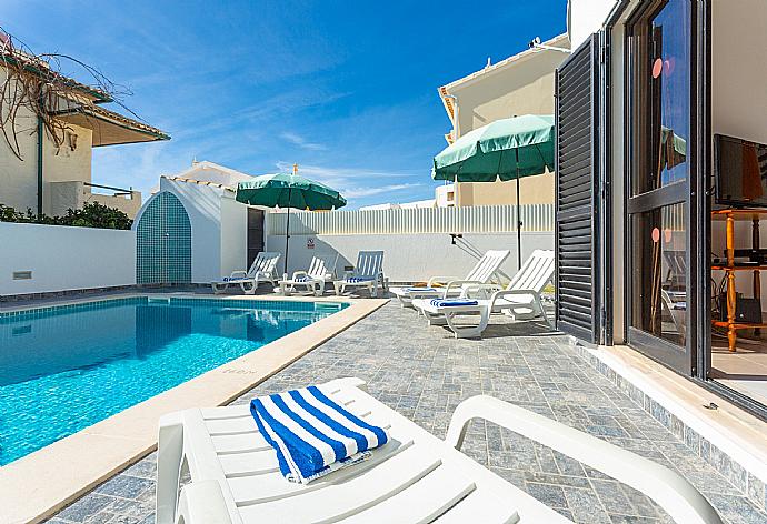 Private pool and terrace  . - Villa Lumiere . (Galerie de photos) }}