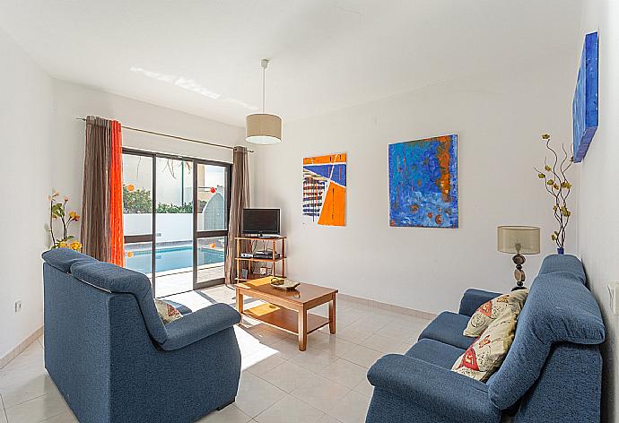 Living room with sofas, dining area, WiFi internet, satellite TV, DVD player, and pool terrace access . - Villa Lumiere . (Galería de imágenes) }}