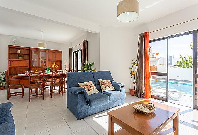 Living room with sofas, dining area, WiFi internet, satellite TV, DVD player, and pool terrace access . - Villa Lumiere . (Galleria fotografica) }}