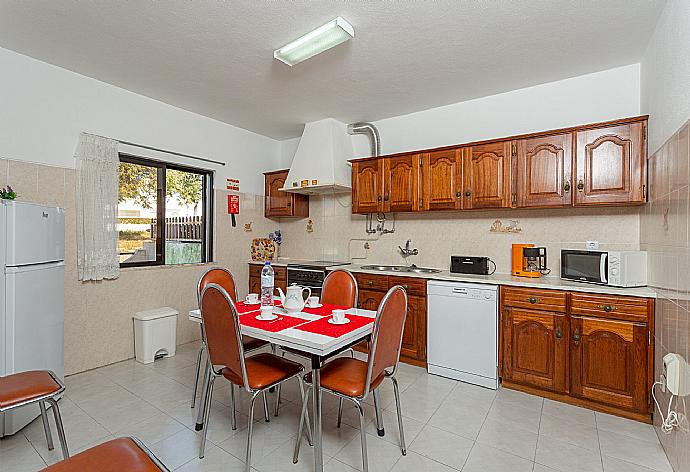 Equipped kitchen with dining area . - Villa Lumiere . (Galerie de photos) }}