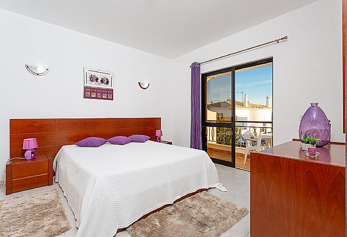 Double bedroom with balcony access . - Villa Lumiere . (Galerie de photos) }}