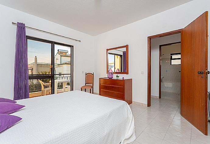 Double bedroom with balcony access . - Villa Lumiere . (Galería de imágenes) }}