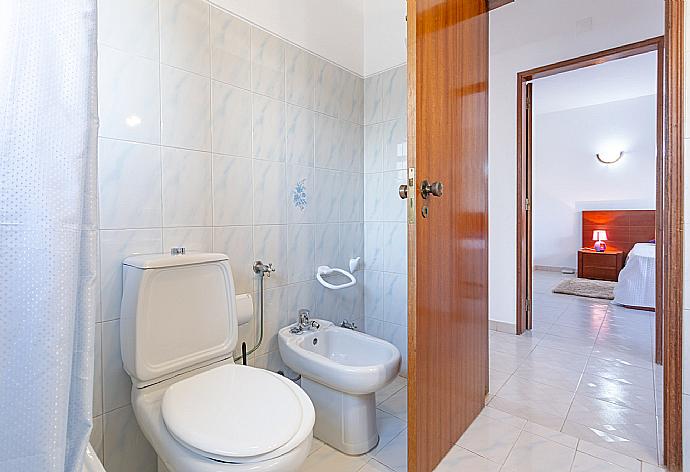 Family bathroom with bath and shower . - Villa Lumiere . (Fotogalerie) }}