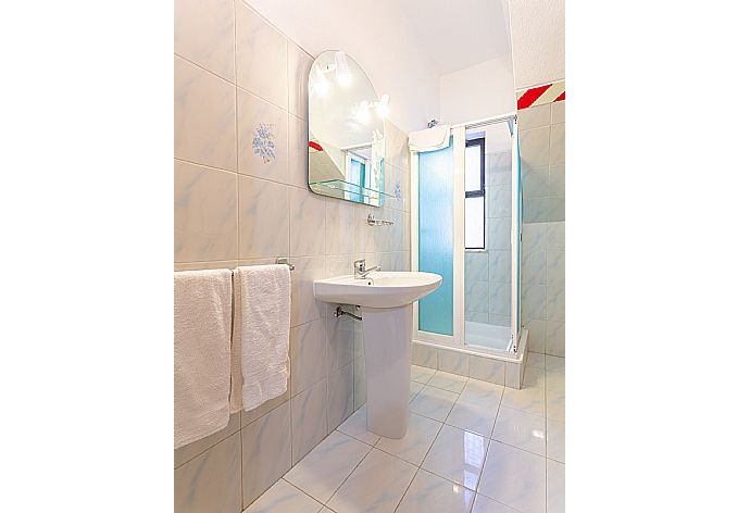 Family bathroom with shower . - Villa Lumiere . (Galerie de photos) }}