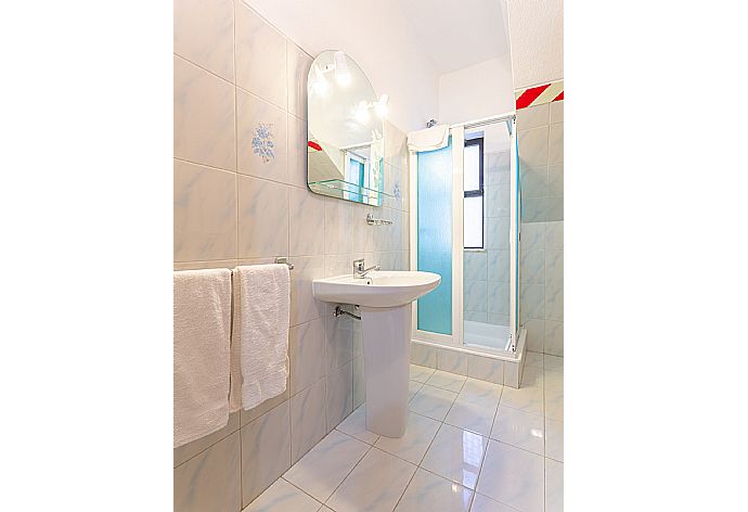 Family bathroom with shower . - Villa Lumiere . (Photo Gallery) }}