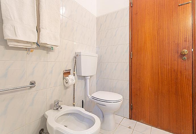 Family bathroom with shower . - Villa Lumiere . (Galerie de photos) }}